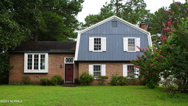 tri-level home with a front lawn