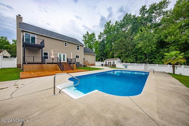 view of swimming pool featuring a wooden deck