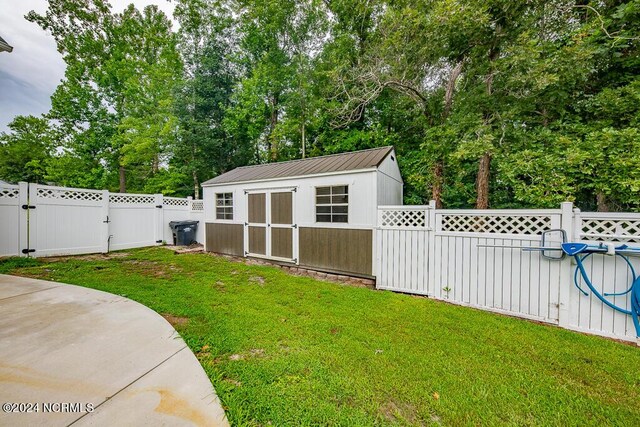 view of yard featuring an outdoor structure