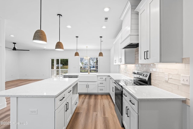 4039 Pintail Ave, Shallotte, NC 28470 - kitchen featuring electric stove, light wood-style floors, a ceiling fan, tasteful backsplash, and recessed lighting