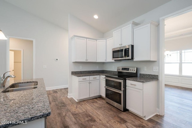 kitchen with stainless steel appliances, a sink, dark wood-style floors, white cabinetry, and lofted ceiling