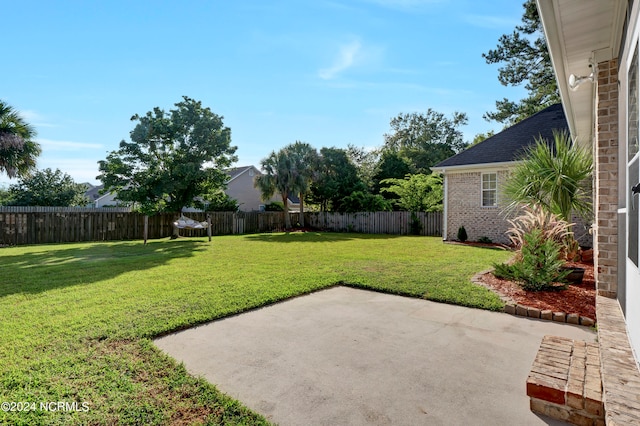 view of yard featuring a patio area