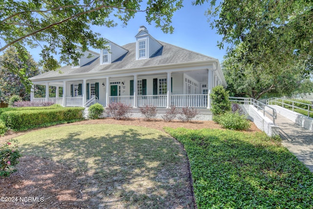 view of front facade featuring a front yard and a porch