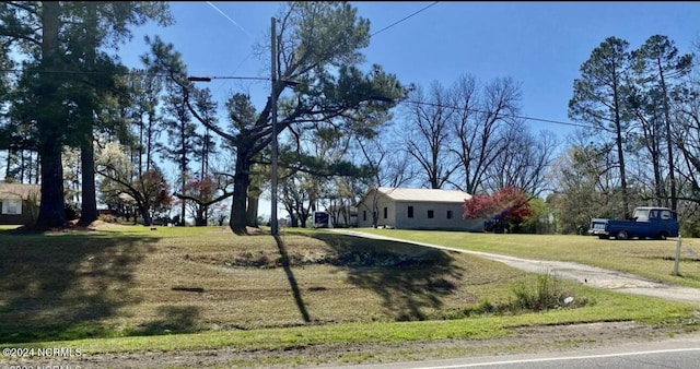 view of front facade featuring a front yard