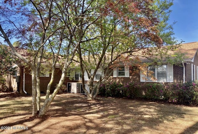 view of front facade with brick siding