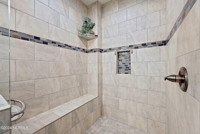 bathroom featuring tiled shower