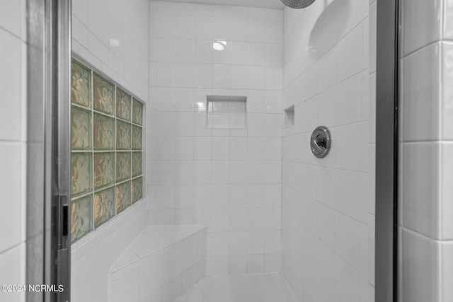 room details featuring a tile shower