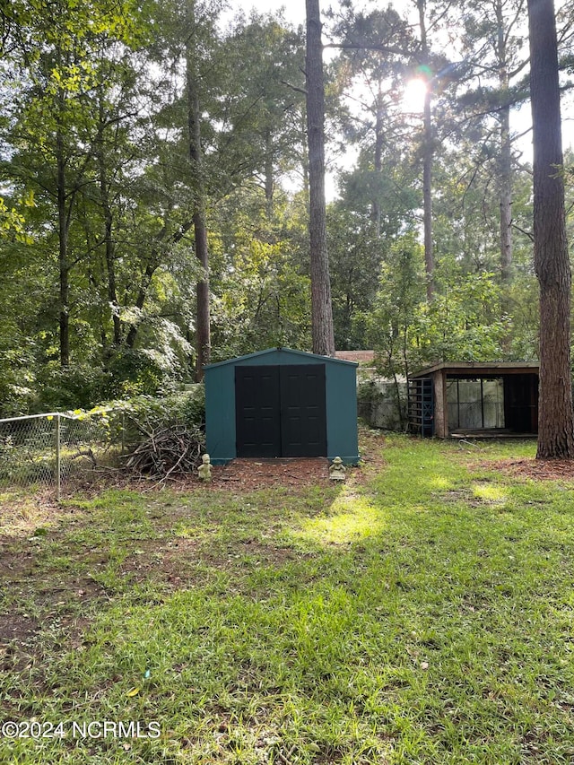 view of yard featuring an outbuilding