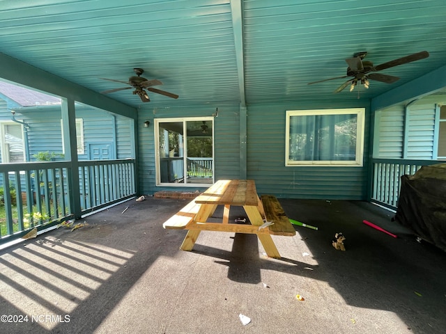 sunroom featuring ceiling fan