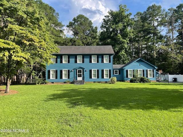 colonial home featuring a front yard