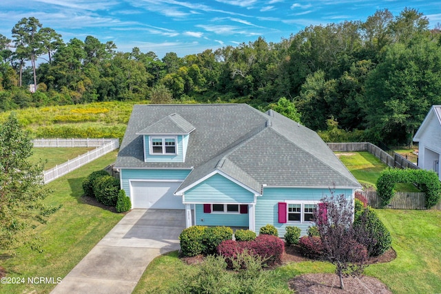 view of front facade featuring a garage and a front yard