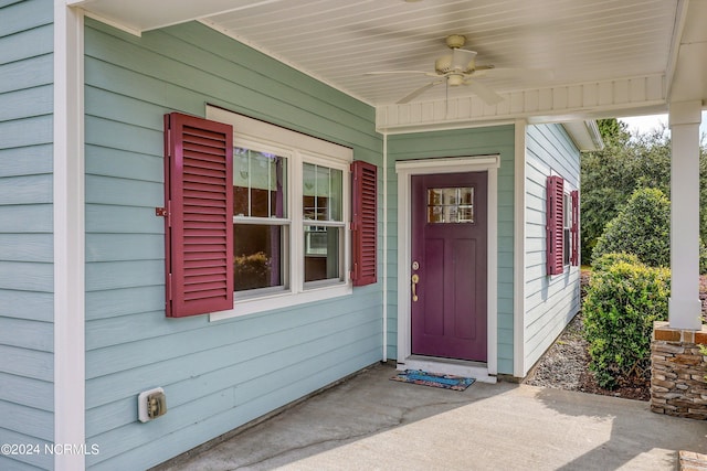 doorway to property with ceiling fan