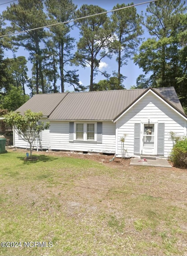 ranch-style home with a front lawn