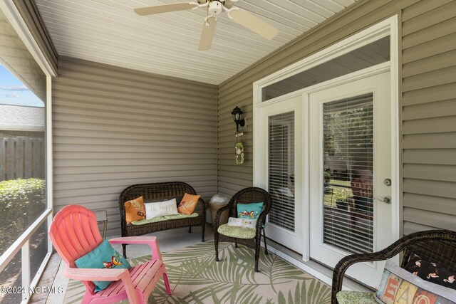 sunroom with ceiling fan