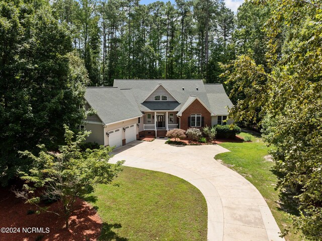 view of front of house featuring a front lawn