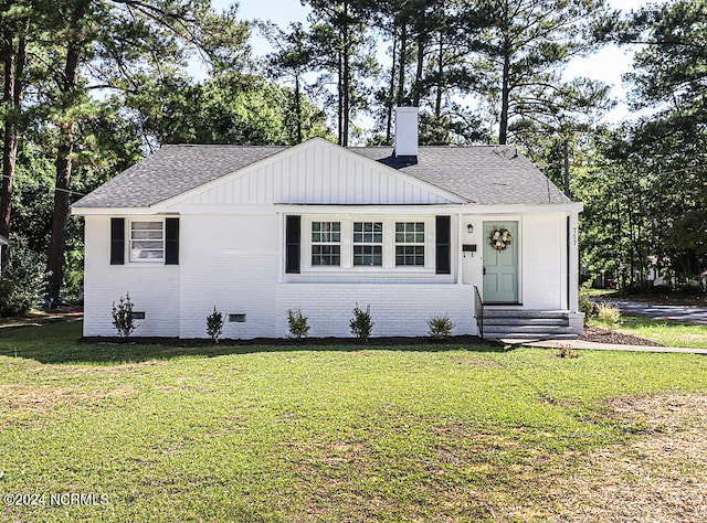 view of front of property with a front yard