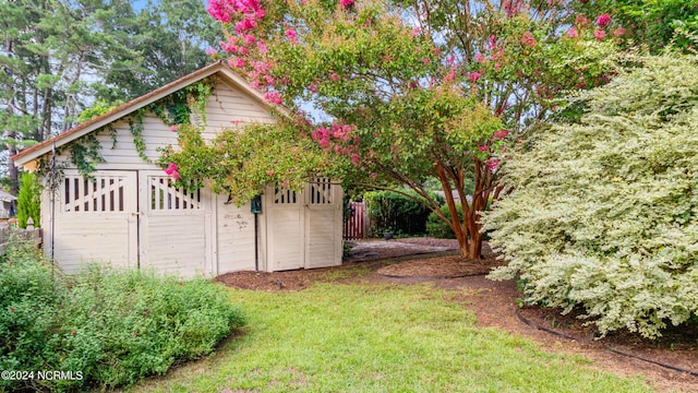 view of yard featuring an outdoor structure and a shed