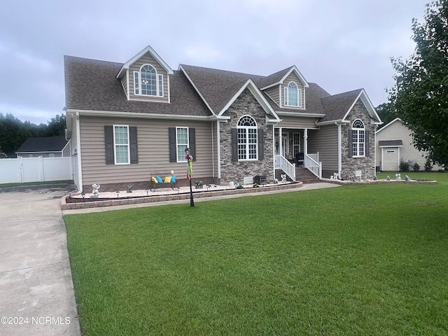 view of front of house featuring a front lawn