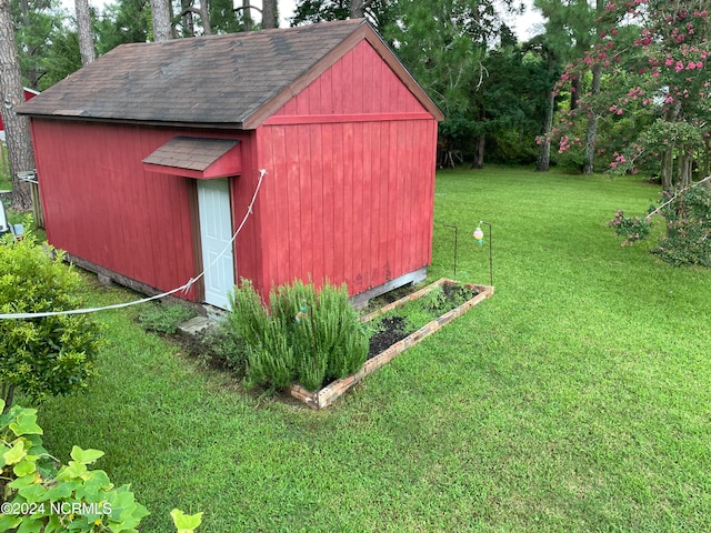 view of outbuilding featuring a lawn