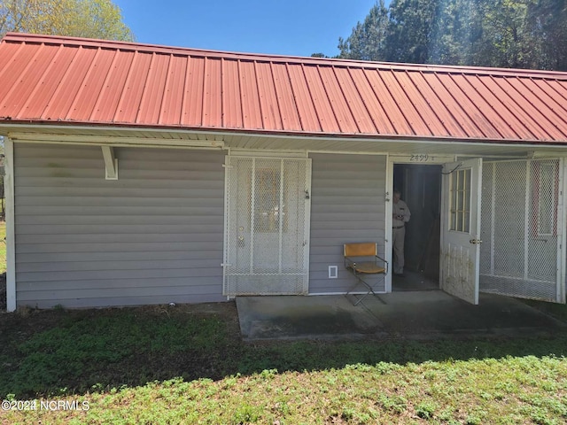 rear view of house featuring a yard