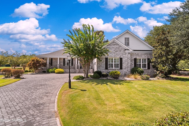 view of front facade with a front yard