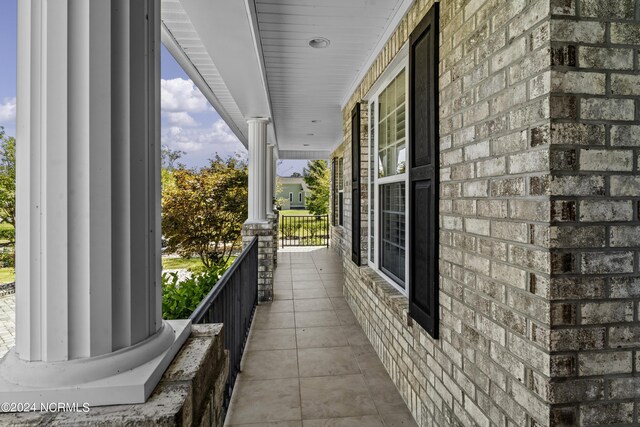 balcony featuring covered porch