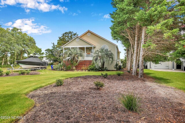 view of front of house featuring a front lawn and a garage