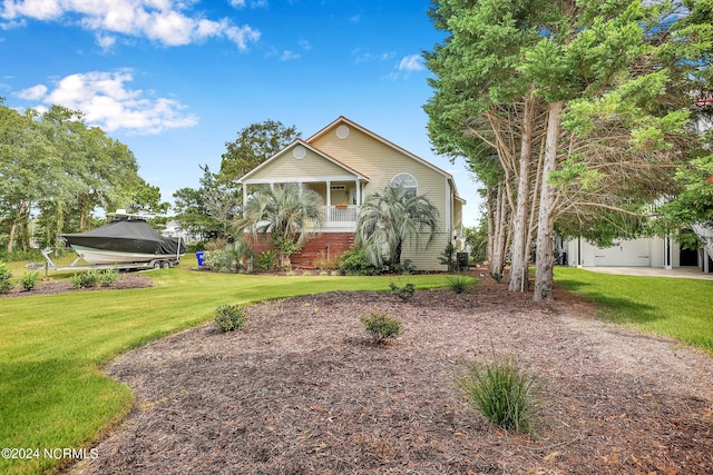 view of front facade featuring a front yard and covered porch