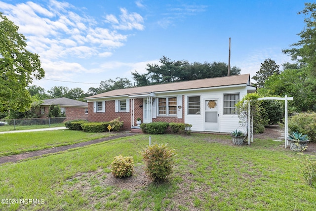 view of front of home featuring a front lawn