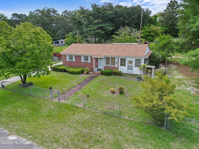 ranch-style home featuring a front lawn