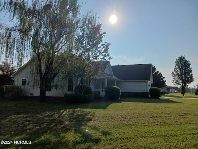 view of front of home with a front lawn