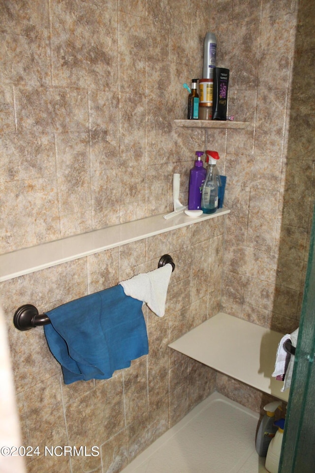 bathroom featuring tiled shower