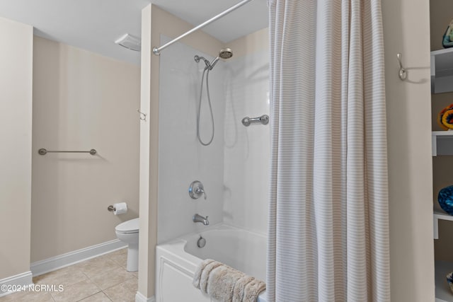 full bath featuring baseboards, shower / bath combination with curtain, toilet, and tile patterned floors