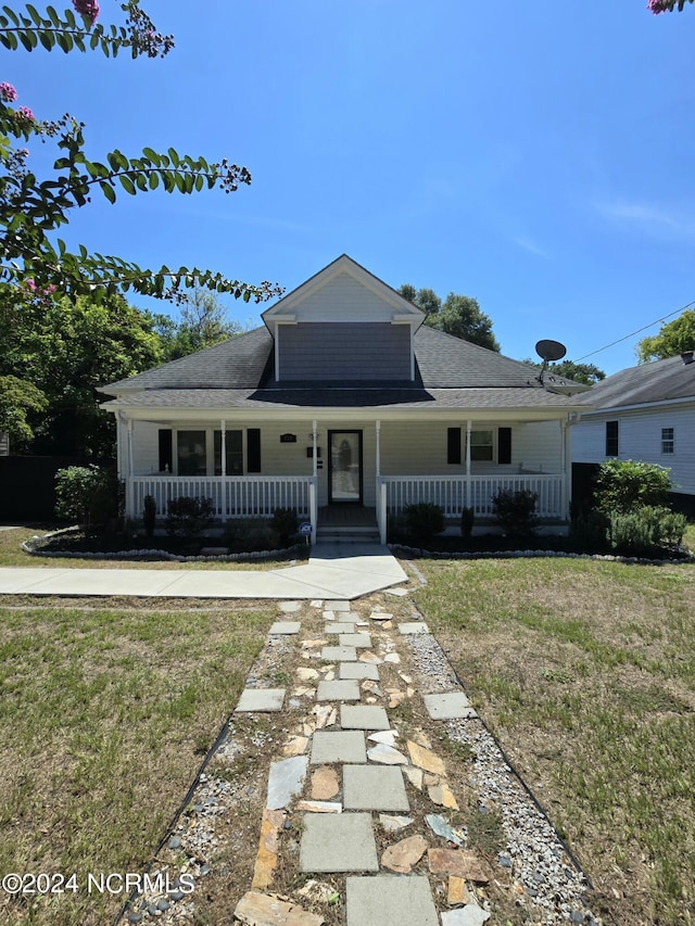 view of front facade featuring a porch and a front lawn