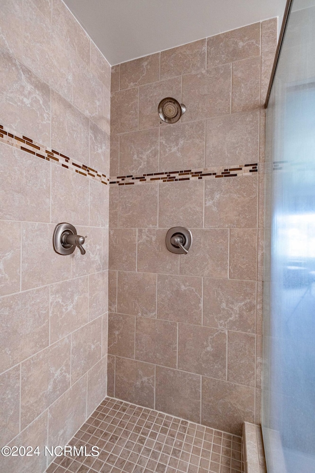 bathroom featuring tiled shower