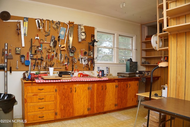 kitchen with crown molding