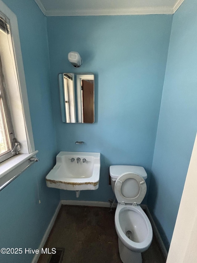 1208 S 9th St, Wilmington, NC 28401 - bathroom featuring ornamental molding, toilet, and baseboards