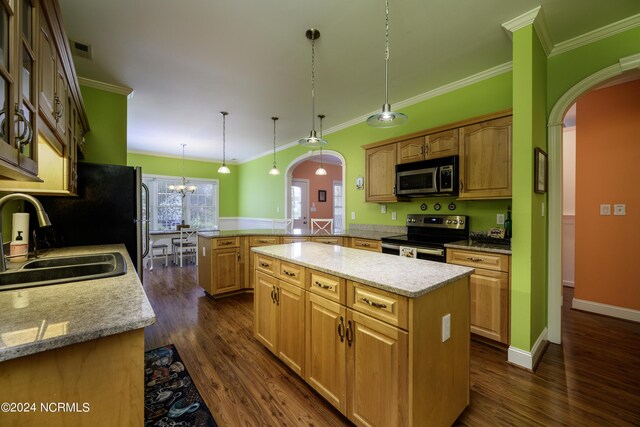 kitchen featuring sink, appliances with stainless steel finishes, dark wood-type flooring, a kitchen island, and crown molding