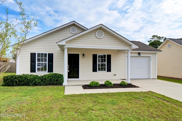 view of front of home featuring a front yard and a garage