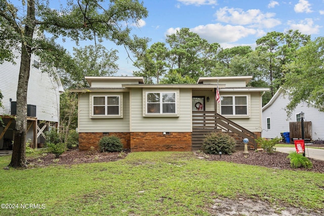 view of front of property with a front lawn