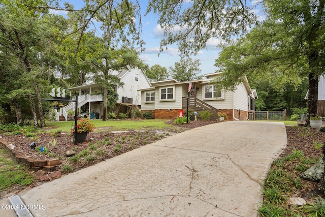 view of front of house featuring a front yard