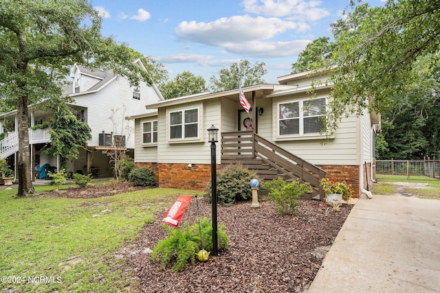 view of front facade featuring a front lawn