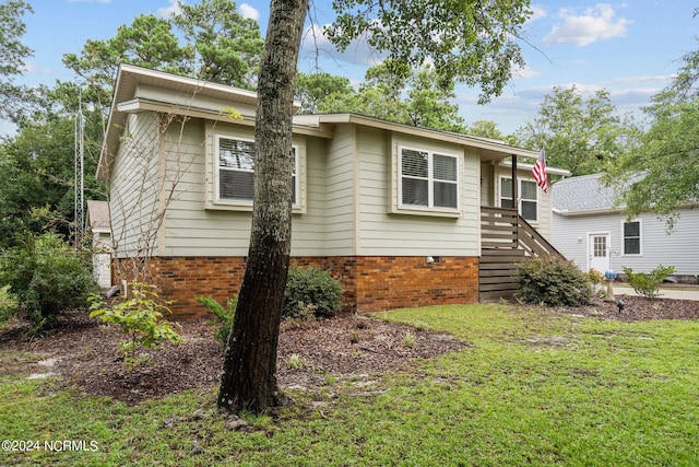 view of front of house with a front lawn