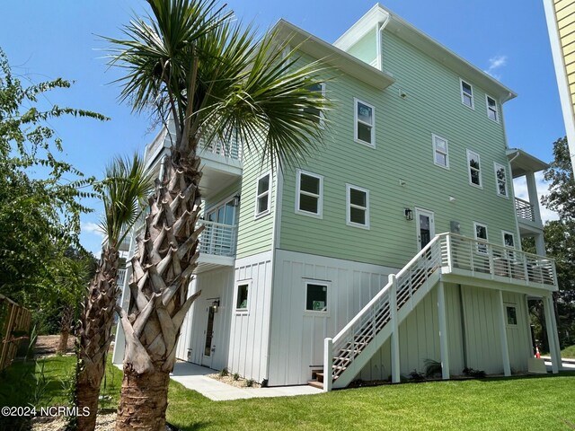 back of house featuring a yard