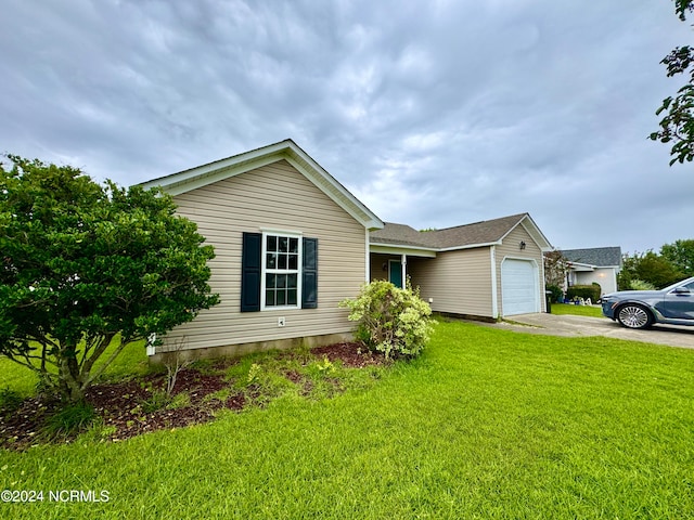 view of front of home with a front lawn and a garage