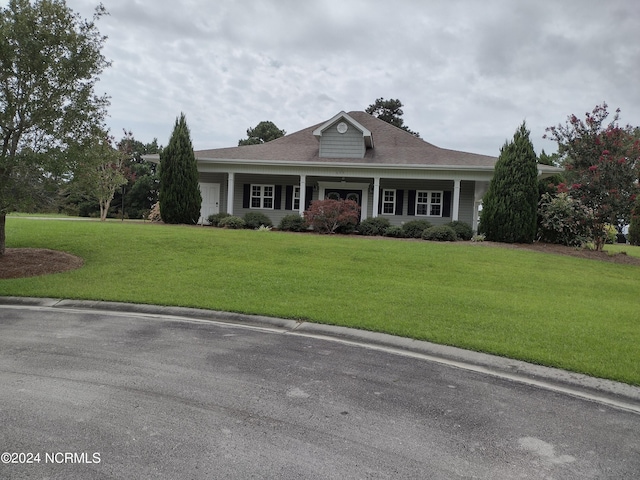 view of front facade with a front yard