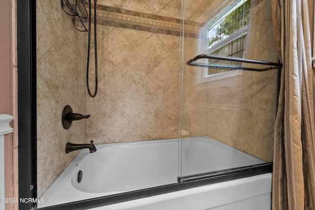 bathroom with tiled shower / bath combo