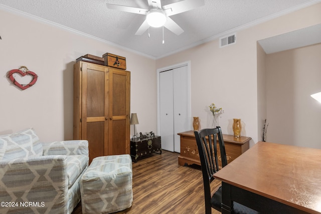 office area with visible vents, ceiling fan, ornamental molding, dark wood-type flooring, and a textured ceiling