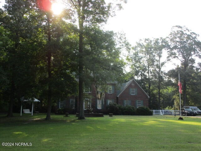 view of front of home featuring a front yard and fence