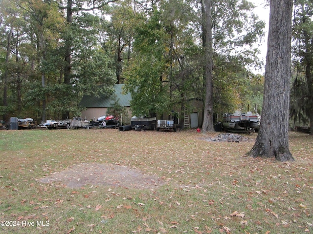 view of yard with an outbuilding and an outdoor structure